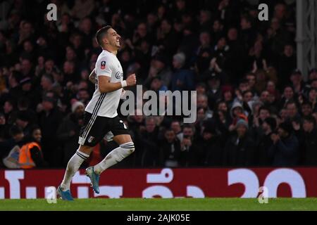 LONDON, ENGLAND - Januar 4, 2020: Anthony Knockaert von Fulham feiert, nachdem er ein Ziel während der FA Cup 2019/20 dritte runde Spiel zwischen FC Fulham und Aston Villa FC im Craven Cottage gezählt. Stockfoto