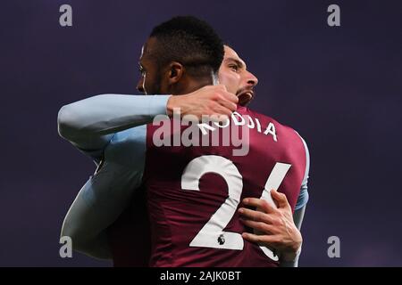 LONDON, ENGLAND - Januar 4, 2020: Peleteiro Jose Ignacio Ramallo (Jota) von Villa feiert mit Jonathan Kodjia der Villa nach dem Ziel der Villa während der FA Cup 2019/20 dritte runde Spiel zwischen FC Fulham und Aston Villa FC im Craven Cottage. Stockfoto