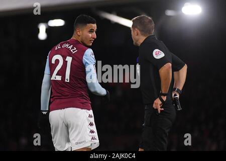 LONDON, ENGLAND - Januar 4, 2020: Anwar El Ghazi der Villa spricht mit englischen Schiedsrichter Craig Pawson, nachdem er ein Ziel während der FA Cup 2019/20 dritte runde Spiel zwischen FC Fulham und Aston Villa FC im Craven Cottage gezählt. Stockfoto