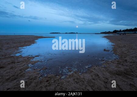 Kommende Flut in der Dämmerung mit Vollmond auf Wells neben dem Meeresstrand, Wells-next-the-Sea, Norfolk, England, Großbritannien, Europa Stockfoto