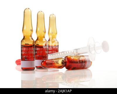 Vitamin B Ampullen auf weißem Hintergrund Stockfoto
