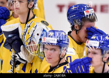 Ostrava, Tschechische Republik. 04 Jan, 2020. Hockey Spieler aus Schweden, U20 nach dem Verlust der 2020 IIHF World Junior Eishockey WM Halbfinale zwischen Schweden und Russland in Ostrava, Tschechische Republik, am 4. Januar 2020. Credit: Jaroslav Ozana/CTK Photo/Alamy leben Nachrichten Stockfoto