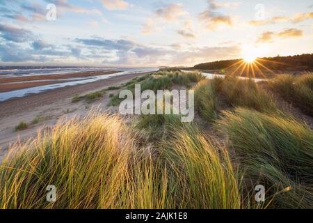 Sonnenaufgang über den Sanddünen von Wells neben dem Meeresstrand bei Flut, Wells-next-the-Sea, Norfolk, England, Großbritannien, Europa Stockfoto