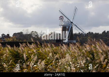 Die Mühle aus dem 18. Jahrhundert und das Dorf Cley next das Meer, Norfolk, England, Vereinigtes Königreich, Europa Stockfoto