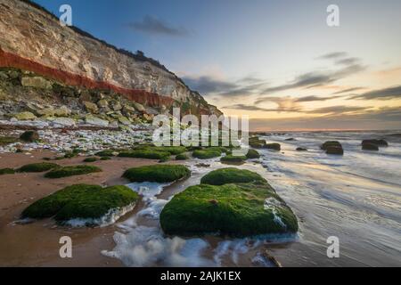 Die geschichtete Felsen von Old Hunstanton Strand bei Sonnenuntergang, Hunstanton, Norfolk, England, Vereinigtes Königreich, Europa Stockfoto