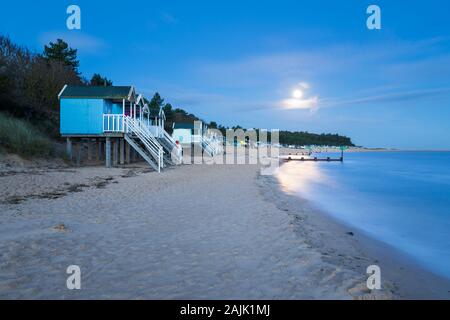 Vollmond über den Strand Hütten von Brunnen neben dem Meer Strand, Wells-next-the-Sea, Norfolk, England, Vereinigtes Königreich, Europa Stockfoto