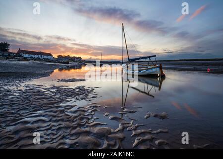 Sonnenuntergang über dem Hafen von Burnham Overy Staithe bei Ebbe Stockfoto