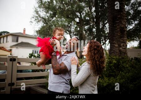 Biracial Paar Holding & lächelnd bei Baby Stockfoto
