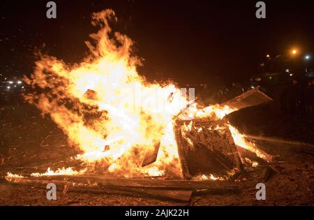 Kemnitz Neundorf, Deutschland. 04 Jan, 2020. Wurde ein Feuer lodert auf einem Feld in der Nähe von Greifswald Kemnitz-Neuendorf. Die Initiative "Land schafft Verbindung' in Mecklenburg-Vorpommern Warnung Brände die Aufmerksamkeit auf die Situation der Landwirte zu Zeichnen verwendet hat. Nach Angaben der Veranstalter, die Situation der regionalen Landwirtschaft ist kritisch. Die aktuelle Agrar- und Umweltpolitik gefährdet Betriebe und die gesellschaftlich gewünschte regionale Lebensmittelproduktion und ist keine Garantie für mehr Grundwasser, Umwelt- und Tierschutz. Quelle: Stefan Sauer/dpa/Alamy leben Nachrichten Stockfoto