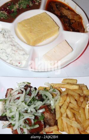 Kebab mit Bratkartoffeln Stockfoto