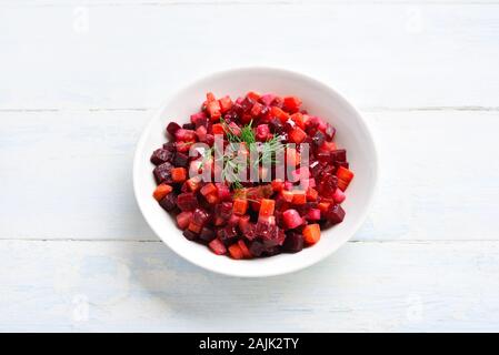 Rüben Salat in der Schüssel auf hellen Hintergrund. Gesunde detox Salat mit roter Bete, Kartoffeln, Karotten, Gurken. Vegetarier Veganer oder natürliche organische Nahrung Co Stockfoto