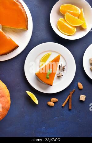 Kürbis orange Torte auf blauen Stein. Gesund oder Vegetarisch dessert Konzept. Ansicht von oben, flach Stockfoto