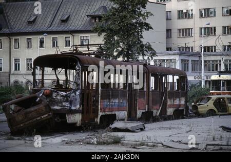 17. August 1993 während der Belagerung von Sarajevo: Ausgebrannte Straßenbahnen und Autos aus dem ersten 'Krieg' des Krieges Anfang Mai 1992. Stockfoto