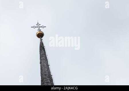 Ein Detail des Kreuzes auf den Glockenturm der Kirche St. Christina in Gröden, vor kurzem restauriert, um es allen seinen ursprünglichen lebendige Farben zeigt Stockfoto