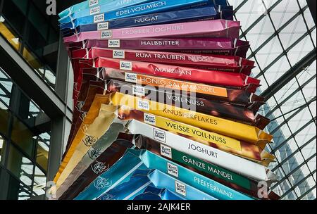 Riesige, überdimensionale schokoriegel von ritter Sport. Stockfoto