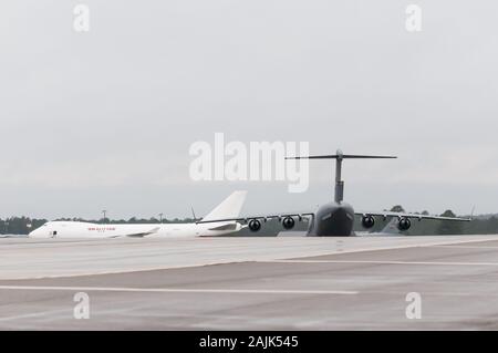 Papst Army Airfield, NC, USA. Am 4. Januar, 2020. Jan. 4, 2020 - PAPST Army Airfield, N.C., USA, eine US Air Force C-17 Globemaster III Taxis auf der Rampe für die US-Armee fallschirmjäger von der 1. Brigade Combat Team, 82nd Airborne Division, Bereitstellung von Papst Army Airfield, North Carolina. Die 'All American Division "Immediate Response Force (IRF), Fort Bragg, N.C. basiert, für die Bereitstellung des US Central Command Bereich der Operationen als Reaktion auf die erhöhte Bedrohung gegen den US-Personal und Einrichtungen in der Region mobilisiert. TodayÃS Bereitstellung folgt der 1. Jan. Bereitstellung einer Division Stockfoto