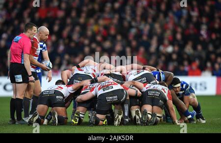 Kingsholm Stadion, Gloucester, Gloucestershire, Vereinigtes Königreich. Am 4. Januar, 2020. English Premiership Rugby, Gloucester versus Badewanne; Willi Heinz von Gloucester bereitet den Ball in das Gedränge zu füttern - Redaktionelle Verwendung Credit: Aktion plus Sport/Alamy leben Nachrichten Stockfoto