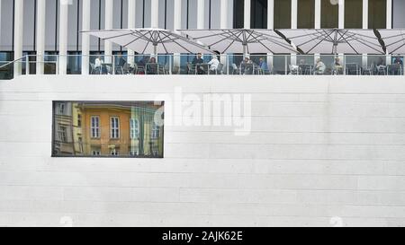 Moderne Stadtarchitektur mit Fensterbesinnung auf die James-Simon-Galerie in der Berliner Innenstadt. Stockfoto