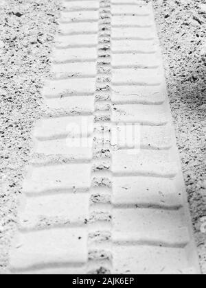 The Woodlands, TX USA - 07-19-2019 - Traktor Spuren im Sand Stockfoto