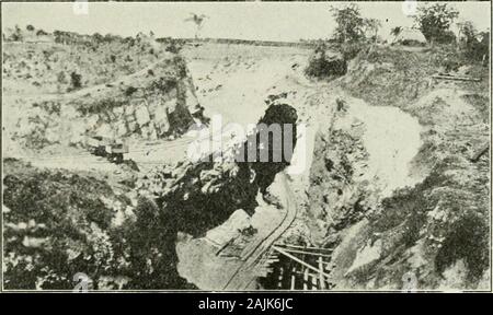 Transaktionen. Abb. 15.- Mangaxeso, Cdba, Cauto Mining Co., Drift südöstlich von opencut, zeigt Verkeilen aus Erz-Lager objektiv über den Tunnel verlassen.. Abb. 16.- Manganeso, Kuba. Cauto Mining Co., Tunnel zur Verlängerung der Nordwesten her. M AUFGESCHNITTEN, auf. VON MANGAN ERZ OBJEKTIV STREIK. wurde von der Cauto Mining Co. Einige dieser Erz gesagt wird - avei agcmore als 45 Prozent, von Mangan eröffnet. Nur mir. - Die kostet mir der Kampanien Mineral Bonanza über} 4 mi issituated. (2,4 km) nordöstlich von Manganeso Station und 7 (ich Mangan-ERZLAGERSTÄTTEN IN KUBA alxdit; t mi. Von der Kuba Uailroad. Die Kaution liegt Stockfoto