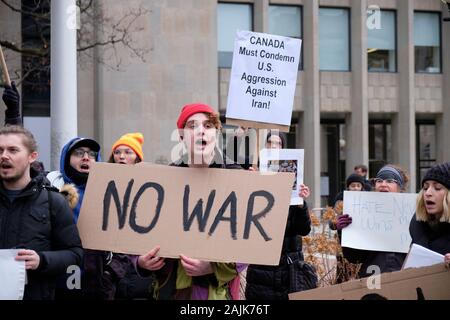Toronto, Ontario, Kanada. Januar 4th, 2020. Menschen versammeln sich vor dem Amerikanischen Konsulat in Toronto ihren Protest gegen die jüngsten militärischen Aktionen der USA gegen iranische Ziele zu Stimme. Demonstrant mit 'Kein Krieg' Plakat. Der Protest fordert, dass die Kanadische Regierung die Aktionen der USA verurteilen, und alle Formen von Krieg zu stoppen. Quelle: JF Pelletier/Alamy Leben Nachrichten. Stockfoto