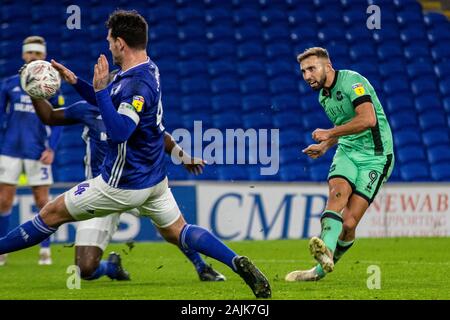 Cardiff, Großbritannien. 04 Jan, 2020. Hallam Hoffnung auf Carlisle United nimmt einen Schuß am Ziel. Die Emirate FA Cup, 3.Runde, Cardiff City v Carlisle Utd in Cardiff City Stadion am Samstag, den 4. Januar 2020. Dieses Bild dürfen nur für redaktionelle Zwecke verwendet werden. Nur die redaktionelle Nutzung, eine Lizenz für die gewerbliche Nutzung erforderlich. Keine Verwendung in Wetten, Spiele oder einer einzelnen Verein/Liga/player Publikationen. pic von Lewis Mitchell/Andrew Orchard sport Fotografie/Alamy Live news Credit: Andrew Orchard sport Fotografie/Alamy leben Nachrichten Stockfoto