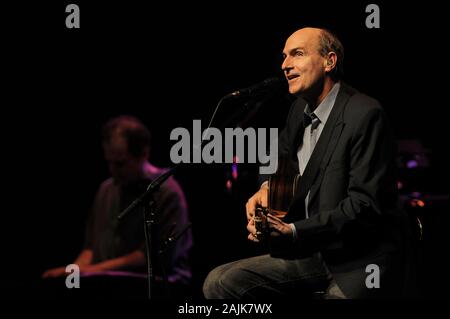 Mailand Italien vom 16. März 2012, Live Konzert von James Taylor an der Arcimboldi Theater: James Taylor während des Konzerts Stockfoto