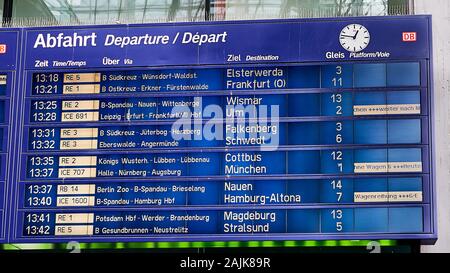 Abfahrtsbrett des Bahnhofs am Berliner Hauptbahnhof. Stockfoto