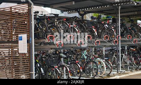 Zweistufiges Fahrradparkhaus im Zentrum Münchens. Stockfoto