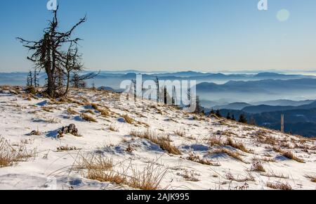 Winter Szene hoch in die Berge. Verschneite Landschaft in peak Uršlja gora, Slowenien. Stockfoto