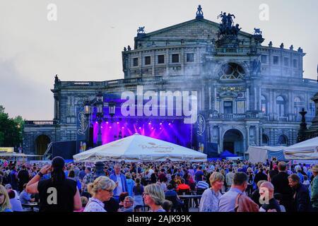 Musikfestspielbühne mit großem Publikum beim Stadtfest Dresden im August. Stockfoto