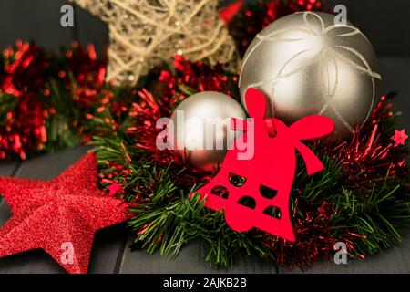 Weihnachten Komposition mit rotem Samt Glocke, Rot Glitzer Sterne silber Kugeln und grüne und rote Lametta mit dunklen Hintergrund Stockfoto