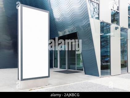 Leer stehende outdoor Billboard mit weißen Kopie Raum mehrere Firmennamen und Logos mit modernen Bürogebäude im Hintergrund hinzufügen Stockfoto