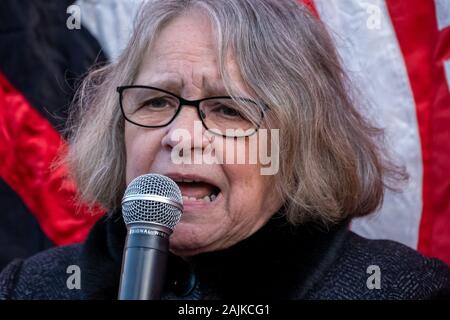 London, Großbritannien. 4. Januar 2020. Lindsey Deutsch der Stoppt den Krieg bei der Stoppt den Krieg Koalition emergency Protest in Downing St. nach der Ermordung von iranischen allgemeine Qassem Soleimani, ein Akt des Krieges von Donald Trump sowohl gegen den Iran und den Irak. Redner forderten die Regierung vollständig diese illegalen Akt die scheint, die zu einer Wiederholung der verheerende Krieg im Irak 2003 und könnte in anderen einschließlich Israel, Saudi-Arabien und Russland zeichnen verurteilen. Peter Marshall / alamy Leben Nachrichten Stockfoto