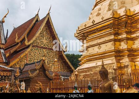 Die gold-lackierten Stoßfänger von Wat Phra That Doi Suthep Tempel, Chiang Mai, Thailand Stockfoto