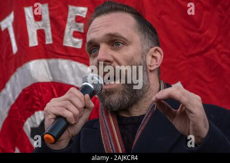 London, Großbritannien. 4. Januar 2020. Joe Glenton der Veteranen für den Frieden in seiner Rede auf der Stoppt den Krieg Koalition emergency Protest in Downing St. nach der Ermordung von iranischen allgemeine Qassem Soleimani, ein Akt des Krieges von Donald Trump sowohl gegen den Iran und den Irak. Redner forderten die Regierung vollständig diese illegalen Akt die scheint, die zu einer Wiederholung der verheerende Krieg im Irak 2003 und könnte in anderen einschließlich Israel, Saudi-Arabien und Russland zeichnen verurteilen. Peter Marshall / alamy Leben Nachrichten Stockfoto