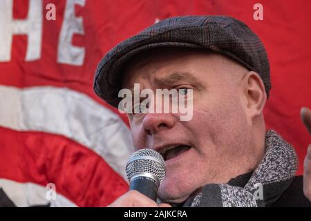 London, Großbritannien. 4. Januar 2020. Steve Hedley von RMT union Rede auf der Stoppt den Krieg Koalition emergency Protest in Downing St. nach der Ermordung von iranischen allgemeine Qassem Soleimani, ein Akt des Krieges von Donald Trump sowohl gegen den Iran und den Irak. Redner forderten die Regierung vollständig diese illegalen Akt die scheint, die zu einer Wiederholung der verheerende Krieg im Irak 2003 und könnte in anderen einschließlich Israel, Saudi-Arabien und Russland zeichnen verurteilen. Peter Marshall / alamy Leben Nachrichten Stockfoto