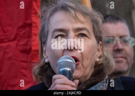 London, Großbritannien. 4. Januar 2020. Kate Hudson von CND Rede auf der Stoppt den Krieg Koalition emergency Protest in Downing St. nach der Ermordung von iranischen allgemeine Qassem Soleimani, ein Akt des Krieges von Donald Trump sowohl gegen den Iran und den Irak. Redner forderten die Regierung vollständig diese illegalen Akt die scheint, die zu einer Wiederholung der verheerende Krieg im Irak 2003 und könnte in anderen einschließlich Israel, Saudi-Arabien und Russland zeichnen verurteilen. Peter Marshall / alamy Leben Nachrichten Stockfoto