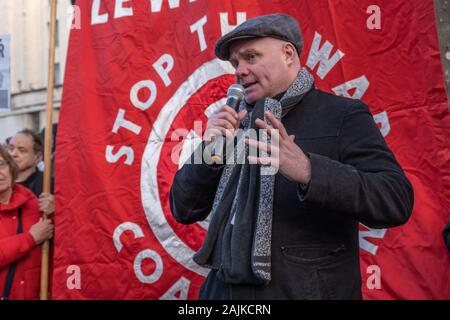 London, Großbritannien. 4. Januar 2020. Steve Hedley von RMT union Rede auf der Stoppt den Krieg Koalition emergency Protest in Downing St. nach der Ermordung von iranischen allgemeine Qassem Soleimani, ein Akt des Krieges von Donald Trump sowohl gegen den Iran und den Irak. Redner forderten die Regierung vollständig diese illegalen Akt die scheint, die zu einer Wiederholung der verheerende Krieg im Irak 2003 und könnte in anderen einschließlich Israel, Saudi-Arabien und Russland zeichnen verurteilen. Peter Marshall / alamy Leben Nachrichten Stockfoto