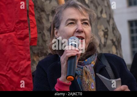 London, Großbritannien. 4. Januar 2020. Kate Hudson von CND Rede auf der Stoppt den Krieg Koalition emergency Protest in Downing St. nach der Ermordung von iranischen allgemeine Qassem Soleimani, ein Akt des Krieges von Donald Trump sowohl gegen den Iran und den Irak. Redner forderten die Regierung vollständig diese illegalen Akt die scheint, die zu einer Wiederholung der verheerende Krieg im Irak 2003 und könnte in anderen einschließlich Israel, Saudi-Arabien und Russland zeichnen verurteilen. Peter Marshall / alamy Leben Nachrichten Stockfoto