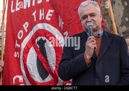 London, Großbritannien. 4. Januar 2020. Andrew Murray von Vereinen bei der Stoppt den Krieg Koalition emergency Protest in Downing St. nach der Ermordung von iranischen allgemeine Qassem Soleimani, ein Akt des Krieges von Donald Trump sowohl gegen den Iran und den Irak. Redner forderten die Regierung vollständig diese illegalen Akt die scheint, die zu einer Wiederholung der verheerende Krieg im Irak 2003 und könnte in anderen einschließlich Israel, Saudi-Arabien und Russland zeichnen verurteilen. Peter Marshall / alamy Leben Nachrichten Stockfoto