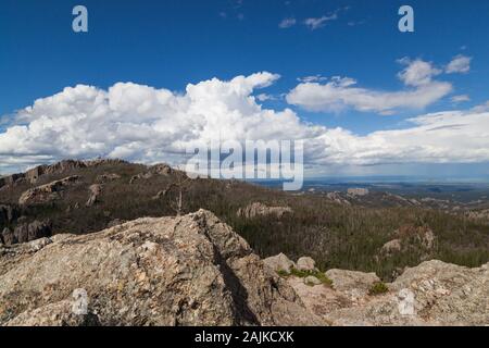 Die Landschaft der Custer State Park mit schwarzen Elch Peak, ehemals Harney Peak, der höchste Punkt in South Dakota und der Rückseite des Rock forma Stockfoto