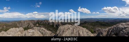 Ein Panoramablick von der Hohen Felsformationen im Custer State Park mit Blick auf riesige Mengen von South Dakota und die Black Hills. Stockfoto