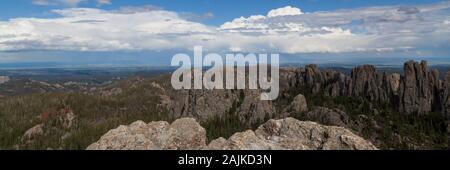 Custer State Park Landschaft mit einem Vordergrund große Quarz und Granitfelsen, einen mittleren Boden der hohen felsspitzen und ein entfernter Storm cloud Himmel mit b Stockfoto