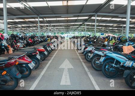 Hunderte von Motorräder und Motorroller im Motorrad Parkplatz am CentralFestival Shopping Mall, Chiang Mai, Thailand geparkt Stockfoto
