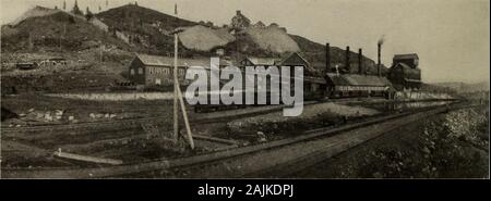 Mining Camps von British Columbia: ein Souvenir von Rossland, Nelson, Greenwood, Phoenix, Grand Forks, Kaslo, Revelstoke, Cranbrook, Fernie und der Kootenay, Begrenzung und Crow's Nest Bezirke; mit 50 exzellenten Blick auf typische Szenen dargestellt. Krieg Eagle Mine, Rossland. Le Roi Mine, Ro, ssland Stockfoto