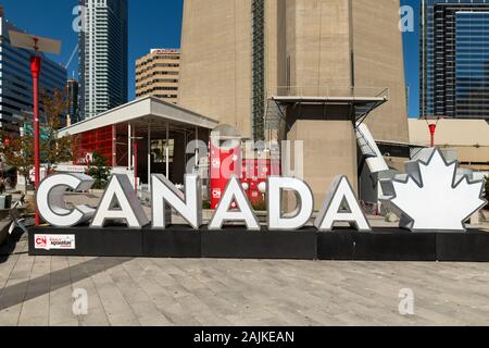 Oktober 10, 2018, Toronto, Ontario, Kanada: Eingangsbereich des berühmten CN Tower in Toronto mit dem Canada Skulptur vor. Ontario Kanada Stockfoto