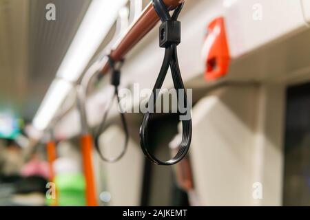 Elemente des öffentlichen Nahverkehrs - Handlauf für stehende Fahrgäste - auf einer unscharfen Hintergrund Stockfoto