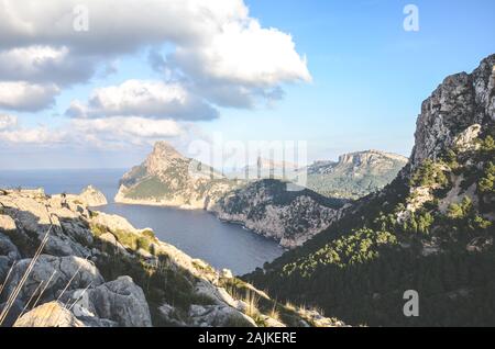 Unglaubliche Aussicht vom Mirador Es Colomer in Cap de Formentor, Mallorca, Balearen, Spanien. Felsformationen im Mittelmeer. Felsen am Meer. Spanische touristische Attraktion und beliebter Aussichtspunkt. Stockfoto