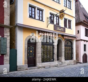 Gepflasterte Straßenfassade des berühmten Lindt Chocolate Ladens in der mittelalterlichen Stadt Rothenburg, Deutschland. Stockfoto